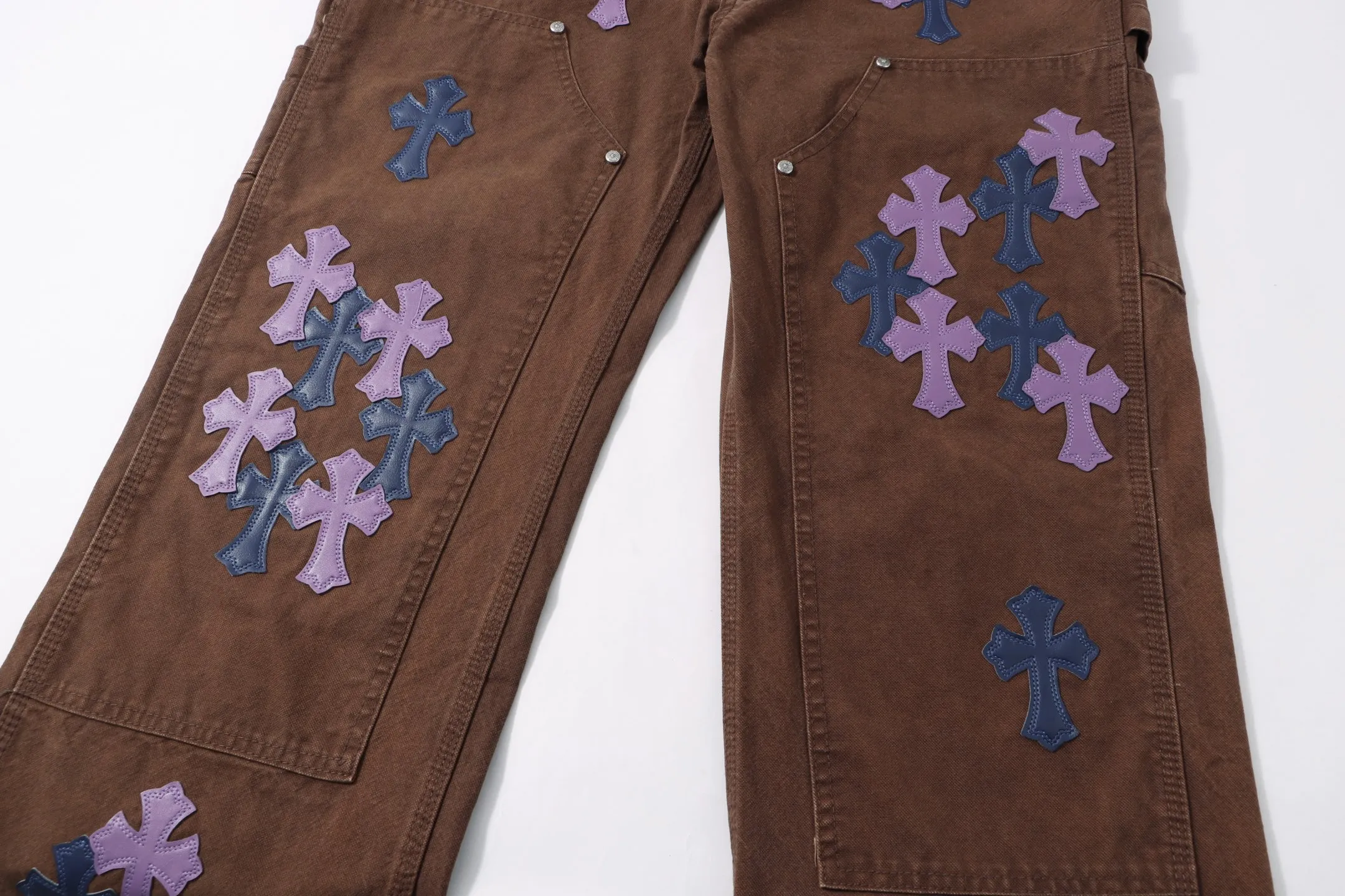 P290 Style No.: H92 Croxin & 𝐂𝐡𝐫𝐨𝐦𝐞 𝐇𝐞𝐚𝐫𝐭 Pingtai SS25 Colorful Large Leather Denim Logging Pants. Styles with different washed textures are very friendly to people with thin legs. The slightly flared version perfectly modifies the leg shape. The timeless and moderate length makes it easy to match and match. It is the basis for various styles and is a must-have in your wardrobe! The fabric is stiff but also makes the upper body soft without losing texture. The washing process is even more perfect. It is a must-have item for everyone! ! !  Color: primary color Size: 28-30-32-34-36